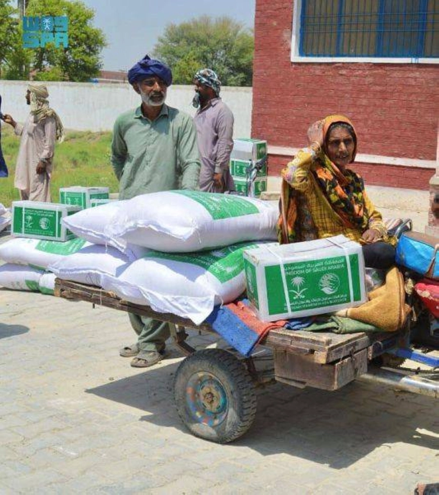 أسرة باكستانية تحمل حصتها (واس)