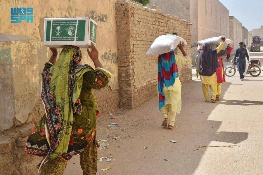 نساء يحملن السلال الموزعة (واس)