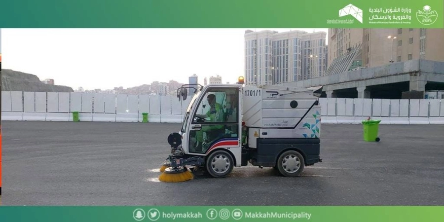 من أعمال النظافة بالمنطقة المركزية (مكة)