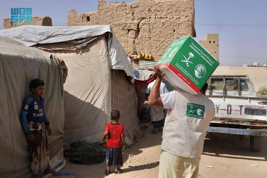 متطوع يحمل السلة للاجئين