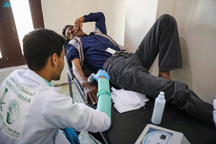 



طبيب يعالج يدا صناعية لأحد الشباب       (واس)