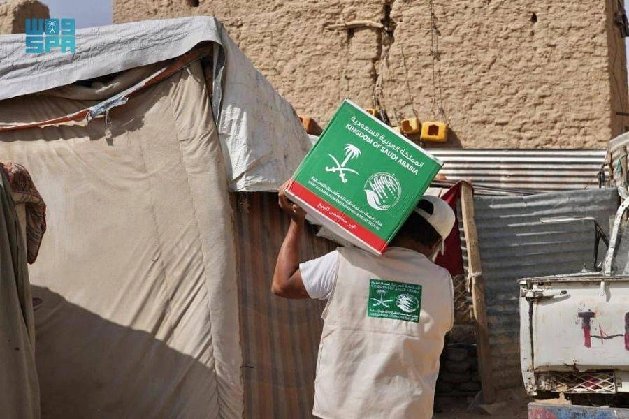 



توصيل السلال السعودية إلى خيام اللاجئين   