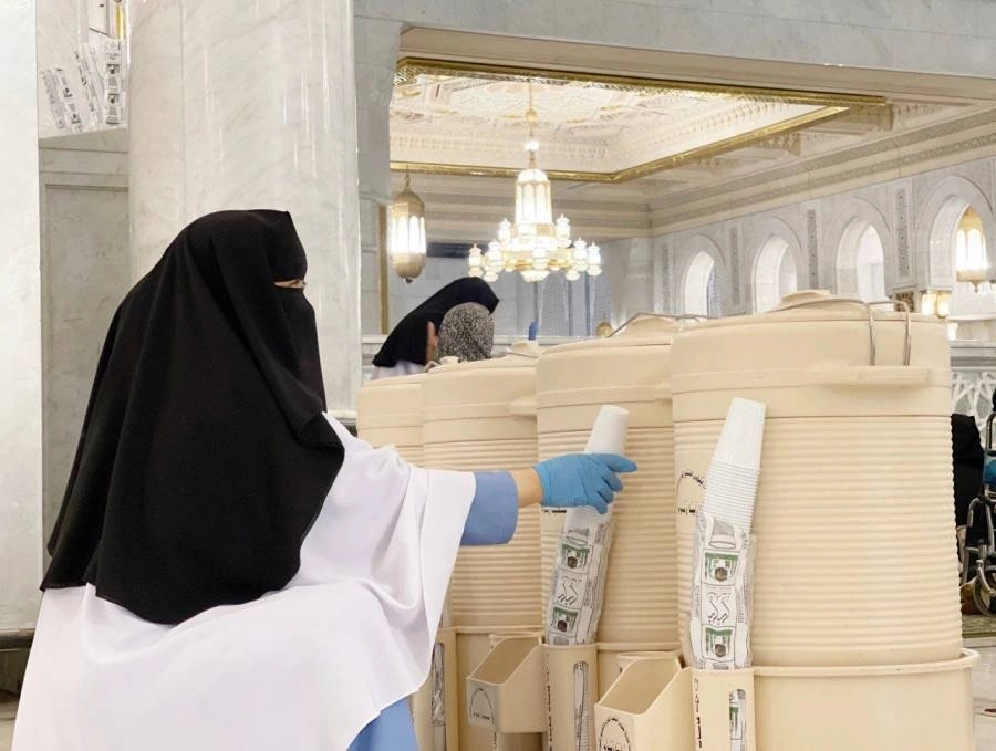 تقديم ماء زمزم لقاصدات المسجد الحرام (مكة)