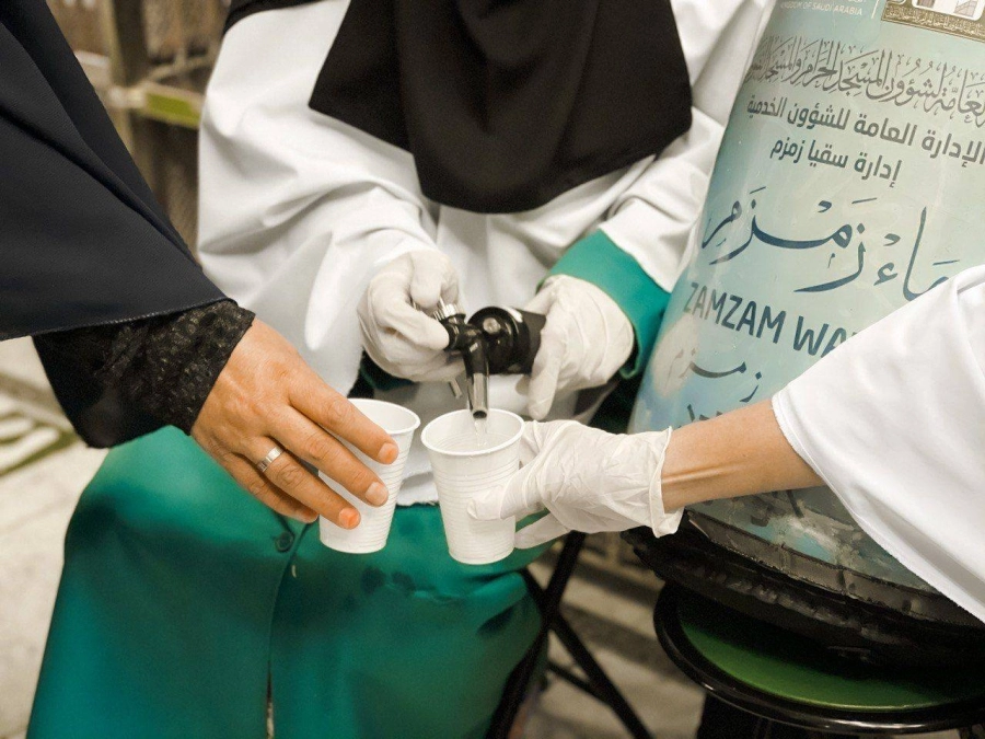 






تقديم ماء زمزم لقاصدات المسجد الحرام             (مكة)