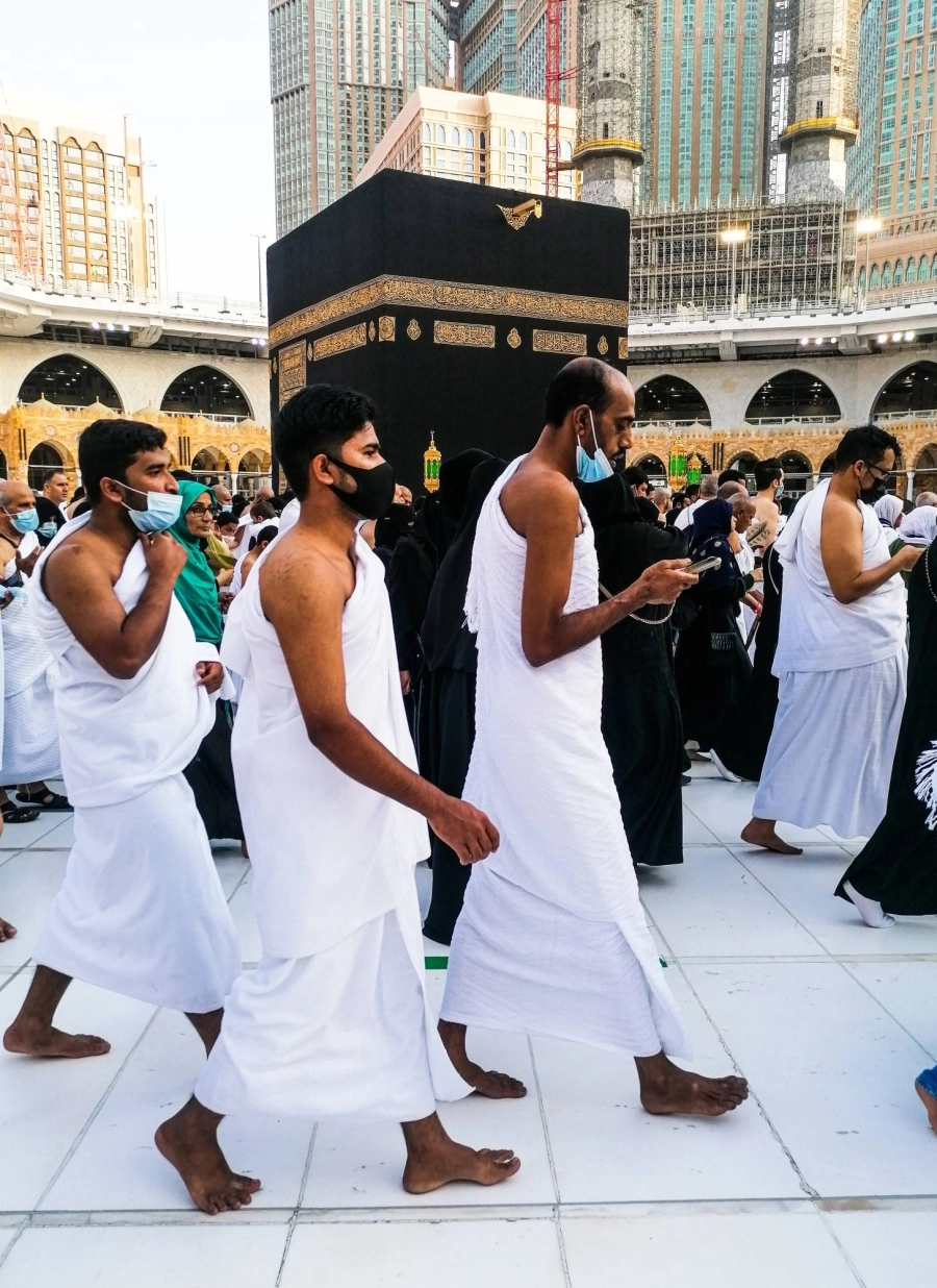 مع دخول النصف الثاني من شهر رمضان المبارك يشهد المسجد الحرام توافد جموع غفيرة من المعتمرين والمصلين، وسط منظومة متكاملة من الخدمات وطاقة استيعابية عالية ملأت أركان المسجد الحرام وساحاته.
