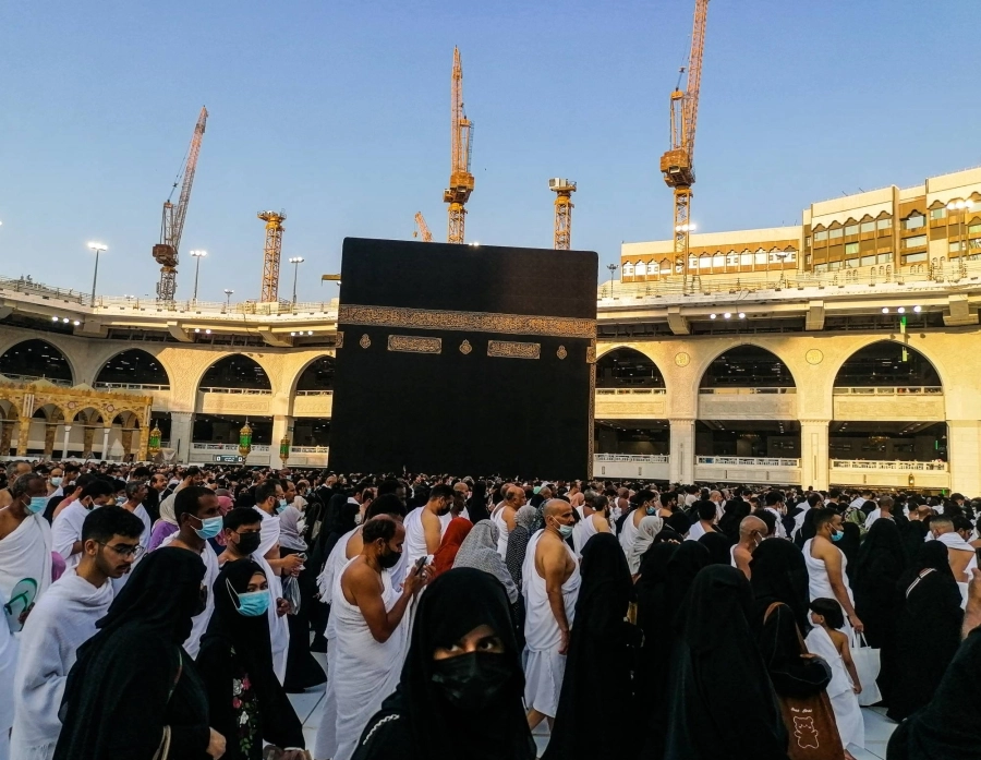 مع دخول النصف الثاني من شهر رمضان المبارك يشهد المسجد الحرام توافد جموع غفيرة من المعتمرين والمصلين، وسط منظومة متكاملة من الخدمات وطاقة استيعابية عالية ملأت أركان المسجد الحرام وساحاته.
