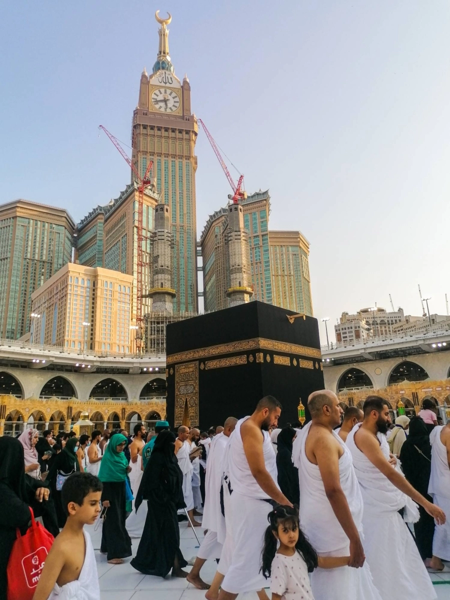 مع دخول النصف الثاني من شهر رمضان المبارك يشهد المسجد الحرام توافد جموع غفيرة من المعتمرين والمصلين، وسط منظومة متكاملة من الخدمات وطاقة استيعابية عالية ملأت أركان المسجد الحرام وساحاته.
