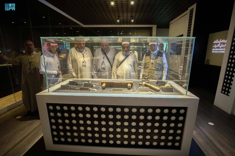 






زوار يشاهدون تحفا فنية                               (مكة)