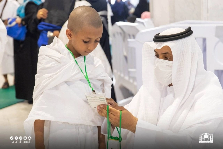 موظف خلال وضع الرموز الإرشادية للأطفال (مكة)