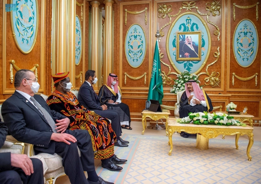 خادم الحرمين خلال استقباله عميد السلك الدبلوماسي ورؤساء المجموعات الدبلوماسية (واس)