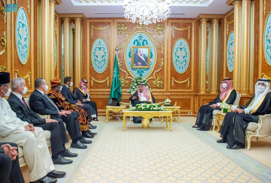 






خادم الحرمين خلال استقباله عميد السلك الدبلوماسي ورؤساء المجموعات الدبلوماسية                                                                           (واس)