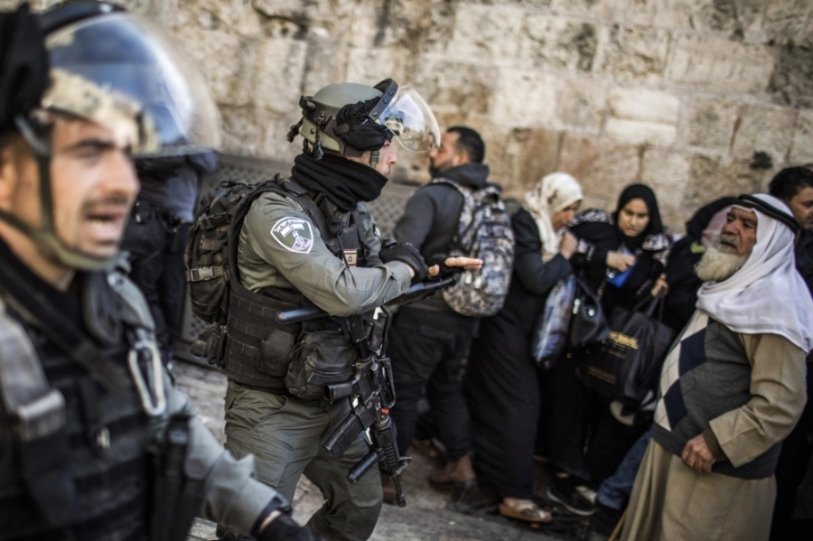 






عناصر إسرائيلية تحاول منع المصلين          (د ب أ)