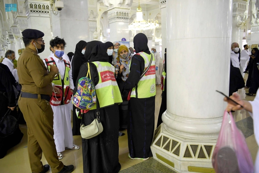 المتطوعات في أروقة المسجد الحرام