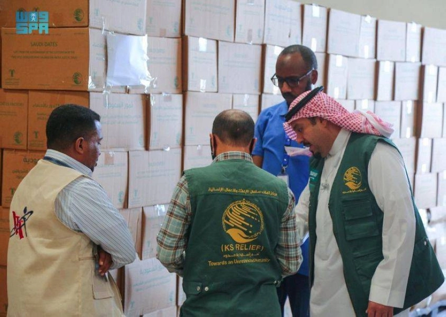 فريق مركز الملك سلمان للإغاثة يسلم الهدية السعودية (واس)
