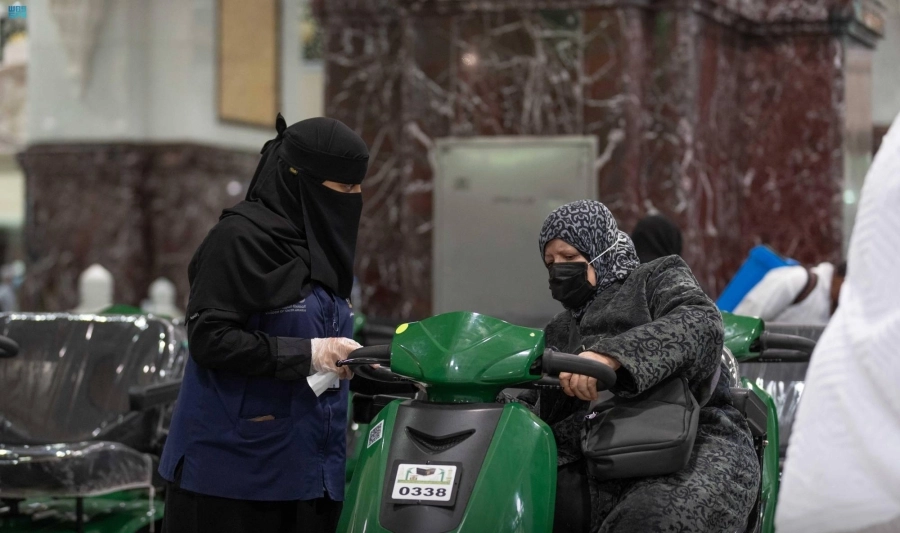 معتمرة تسخدم عربة كهربائية (مكة)