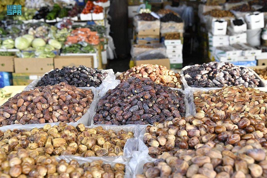 






تمور معروضة بأحد الأسواق                                                   (مكة)