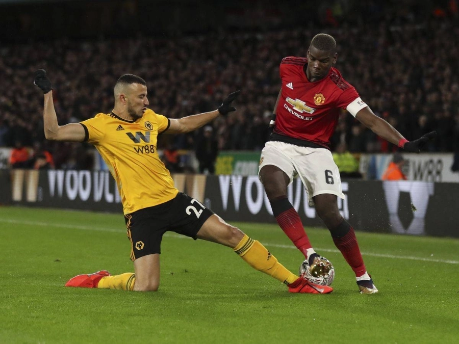 سايس في كرة مشتركة مع بوجبا بالدوري الإنجليزي