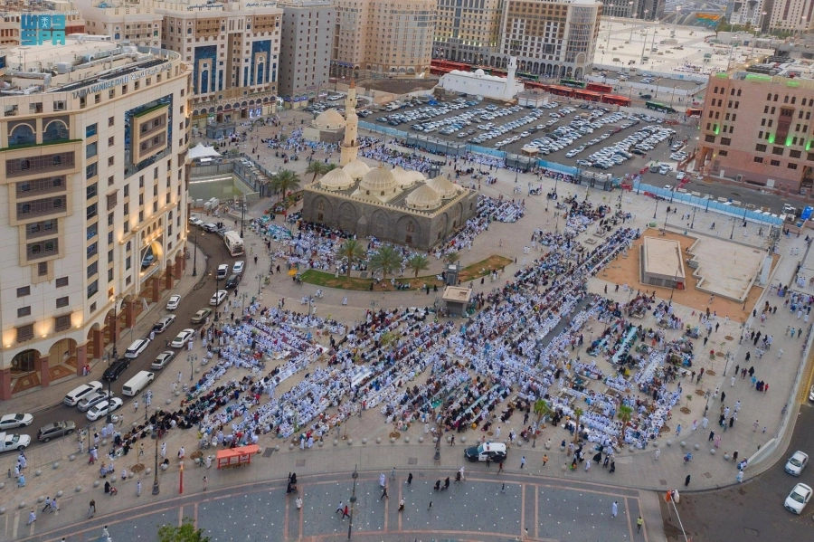 الأجواء الإيمانية التي يعيشها الزوار في رمضان بـ«مسجد الغمامة»، أحد أبرز المواقع التاريخية المجاورة للمسجد النبوي
