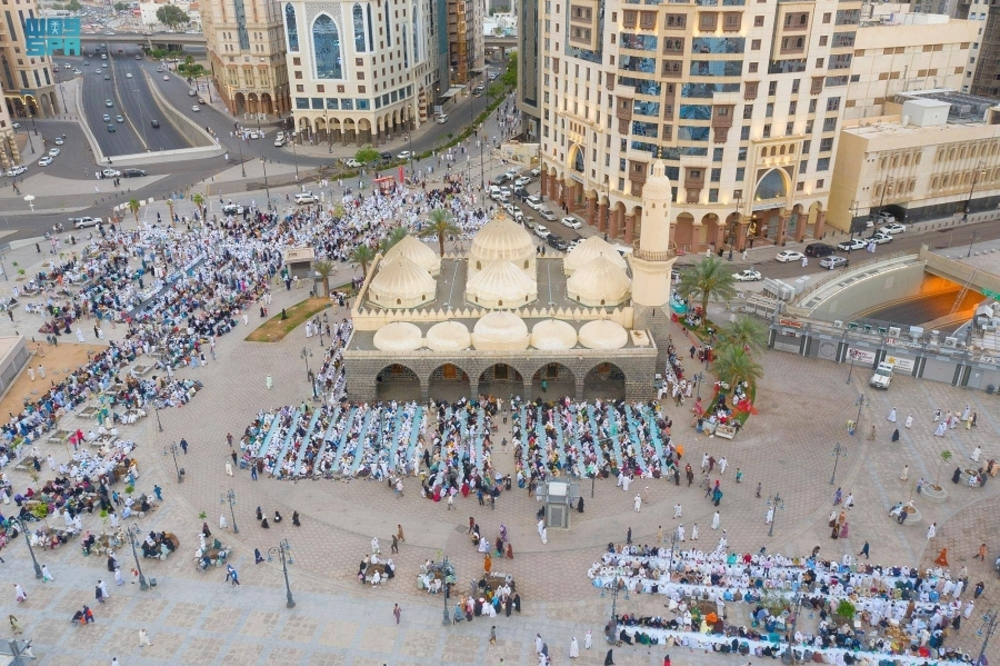 الأجواء الإيمانية التي يعيشها الزوار في رمضان بـ«مسجد الغمامة»، أحد أبرز المواقع التاريخية المجاورة للمسجد النبوي
