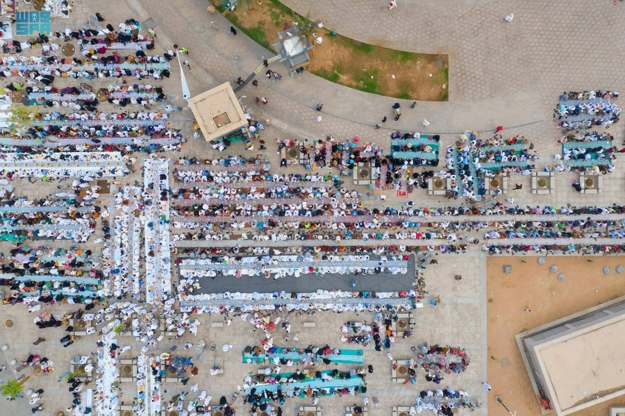 الأجواء الإيمانية التي يعيشها الزوار في رمضان بـ«مسجد الغمامة»، أحد أبرز المواقع التاريخية المجاورة للمسجد النبوي
