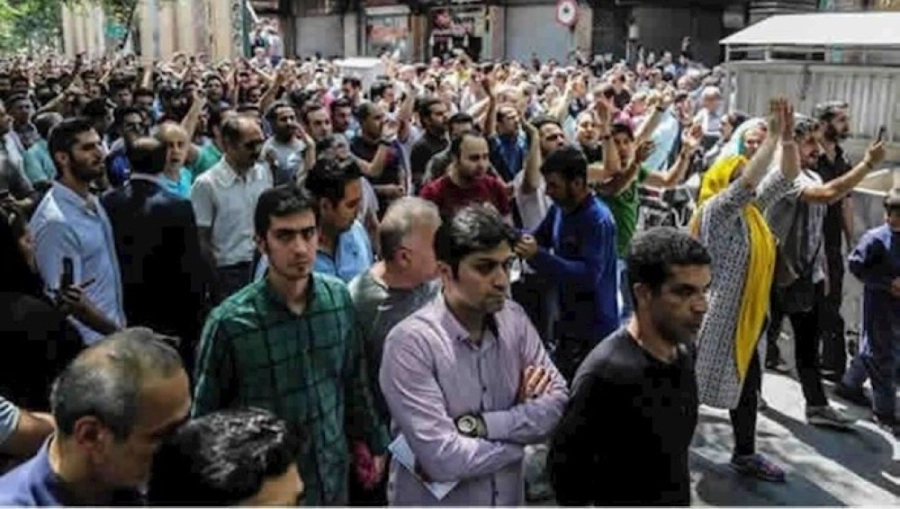 






عمال يتظاهرون ضد النهب والفساد