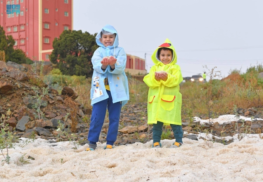 البرد والأجواء المعتدلة في عسير يجذبان الزوار والأهالي للتنزه 