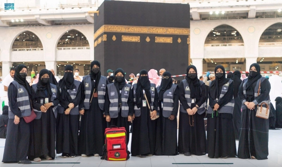 عدد من المتطوعات لخدمة الزوار والمعتمرين (مكة)