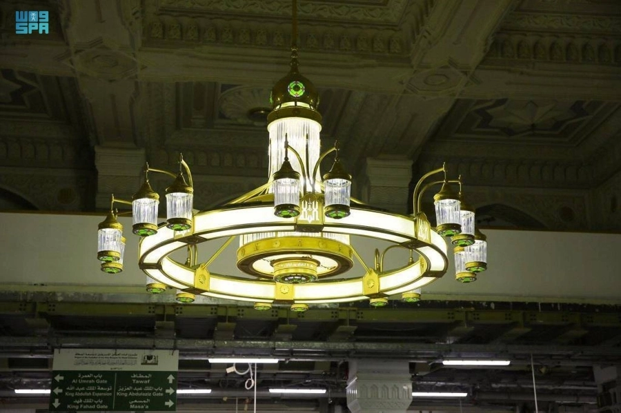 إحدى الثريات بالمسجد الحرام (مكة)