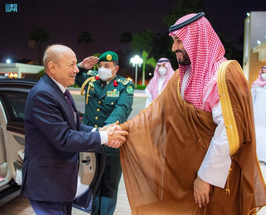 






الأمير محمد بن سلمان مصافحا رشاد العليمي