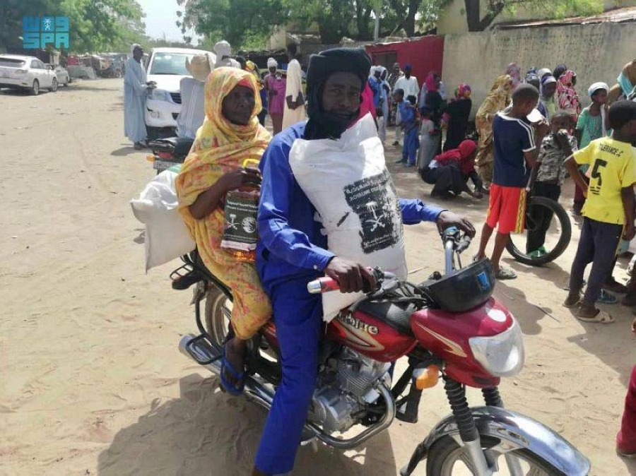 أسرة عائدة بعد تسلم السلال (واس)