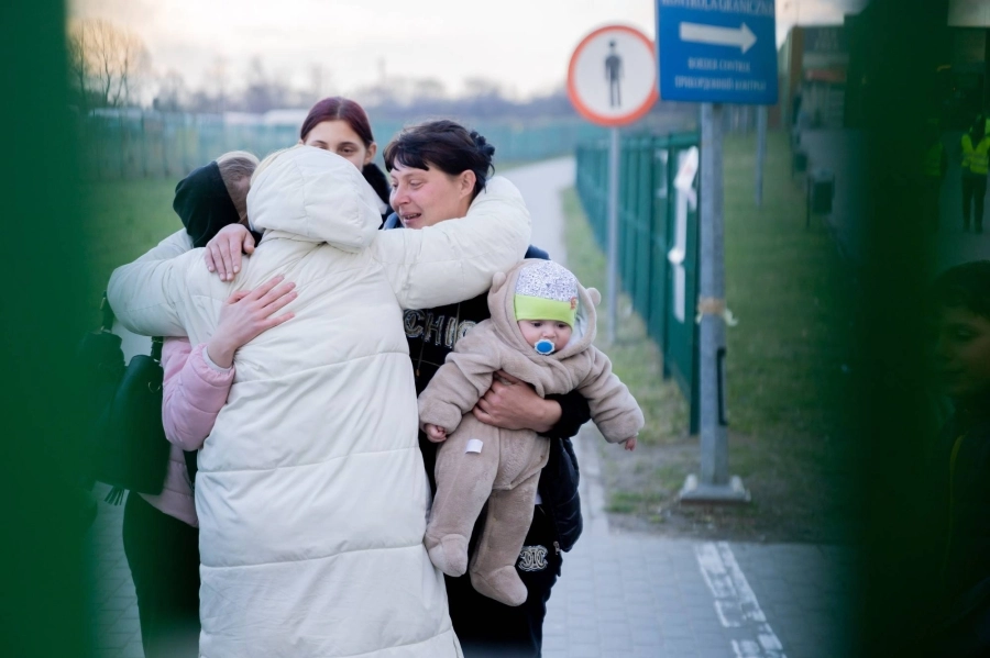 






امرأة تستقبل عائلتها بعد الخروج من أوكرانيا                            (د ب أ)