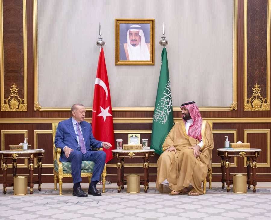 الأمير محمد بن سلمان خلال اجتماعه بالرئيس التركي أمس (واس)