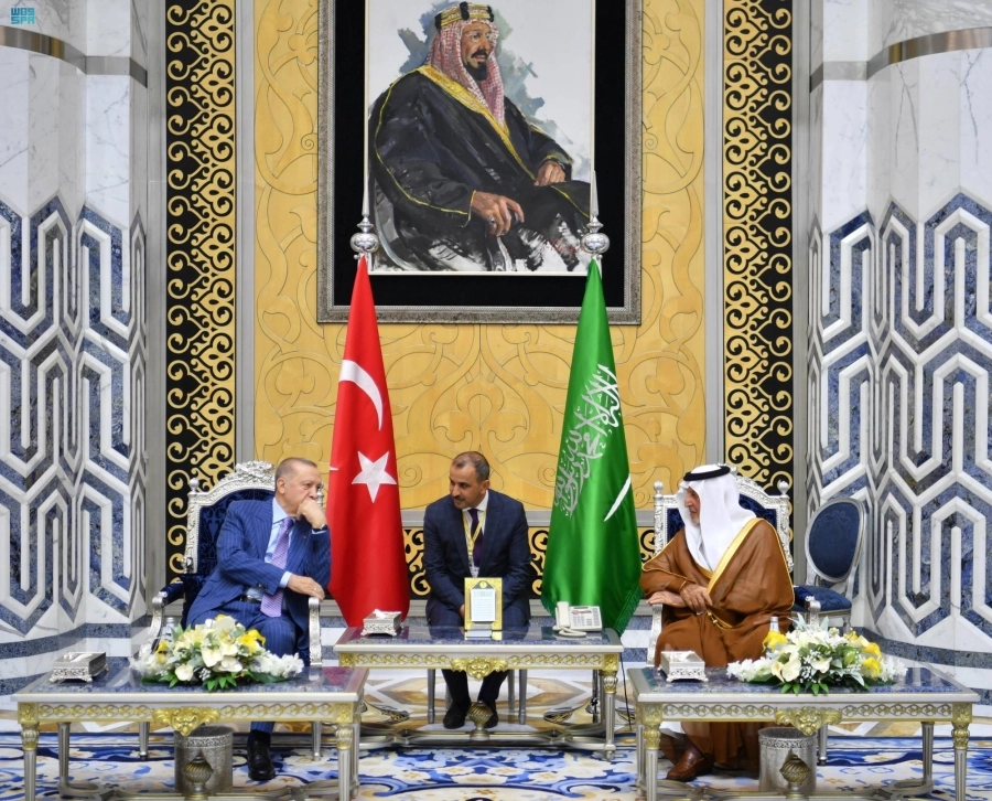 خالد الفيصل في مقدمة مستقبلي الرئيس إردوغان أمس (واس)