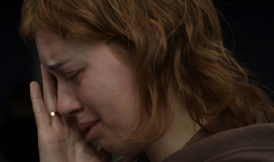 






أوكرانية تبكي على الوطن