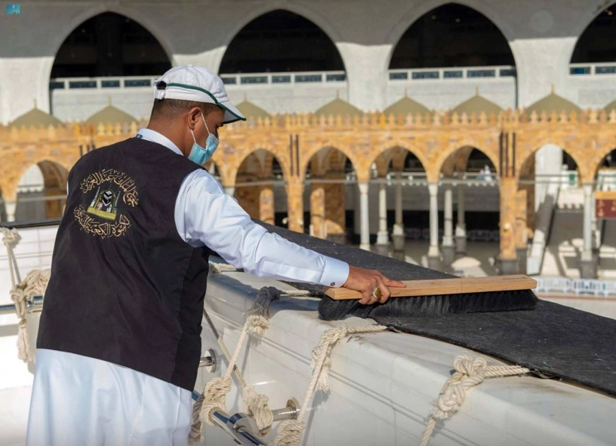 من أعمال تنظيف كسوة الكعبة             (مكة) 