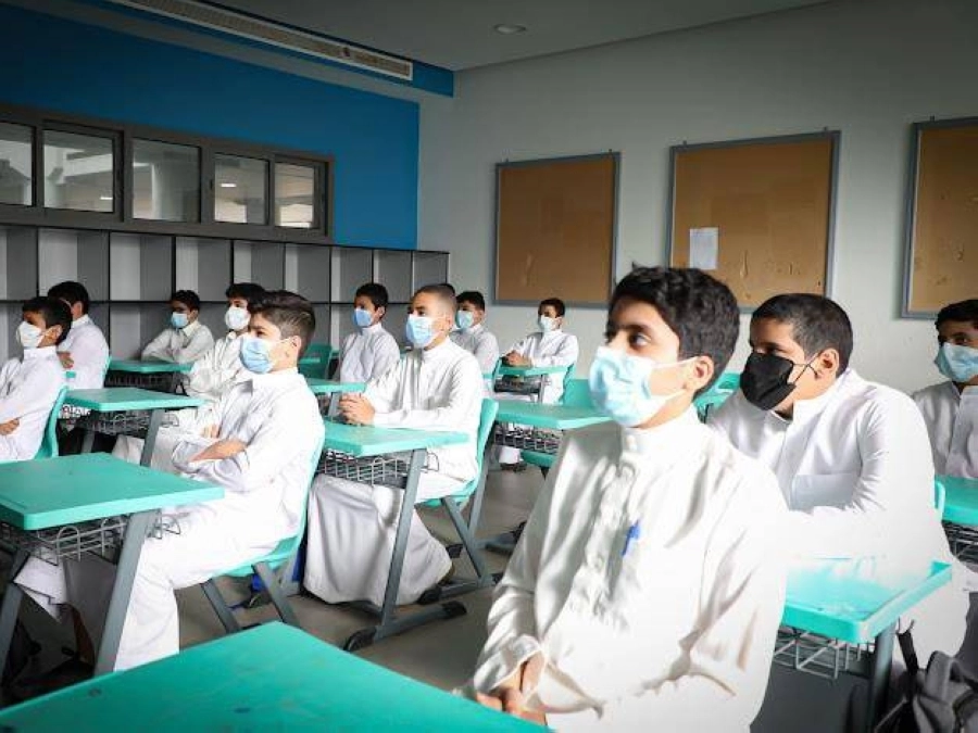 طلاب يستمعون للشرح داخل أحد الفصول (مكة)