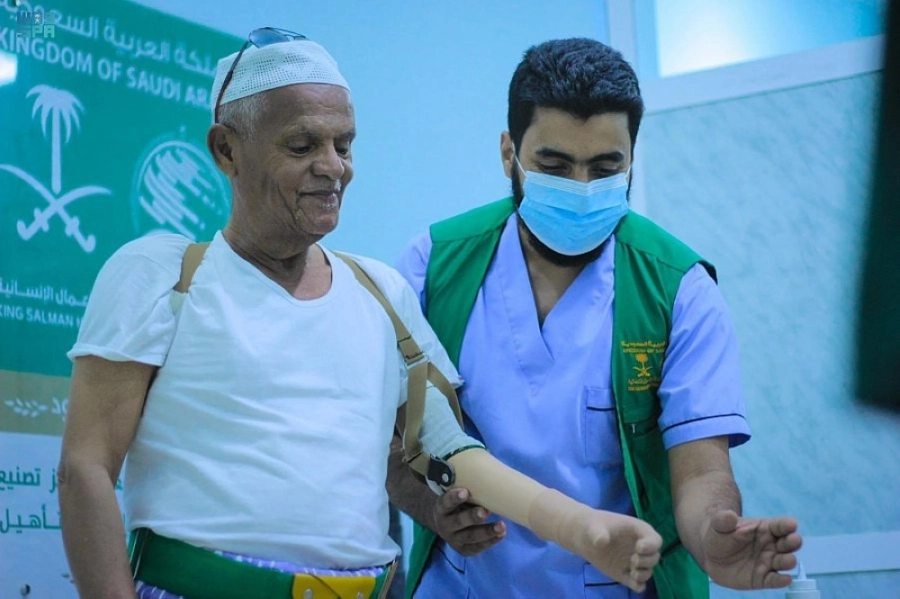 






طبيب يساعد مسنا فقد يده                      (واس)