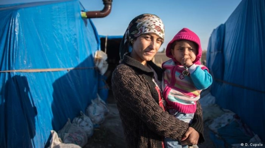 






سورية وطفلها في أحد مخيمات اللجوء                  (مكة)