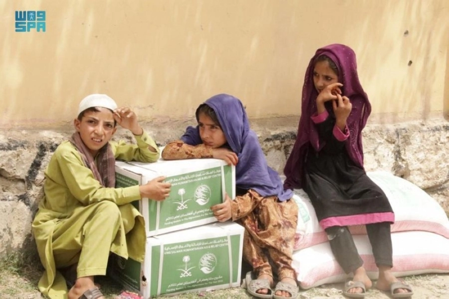 






أطفال يحرسون السلال التي وزعها المركز                    (واس)