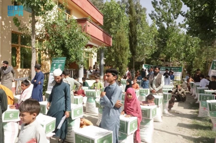 






عائلات أفغانية تحصل على السلال السعودية