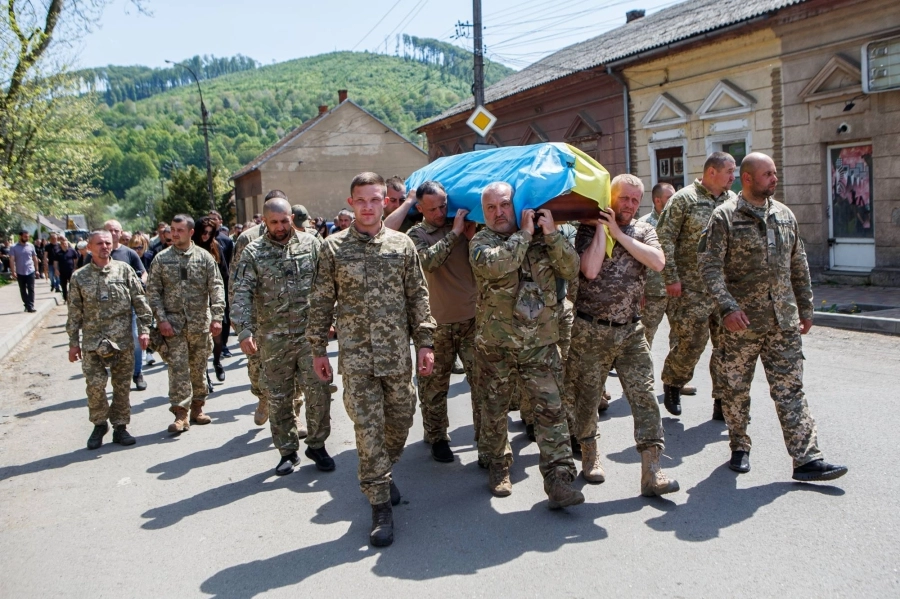 الأوكران يشيعون أحد ضحاياهم (د ب أ)