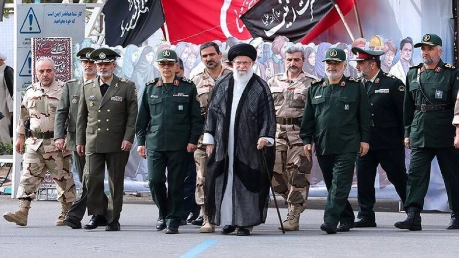 






خامنئي محاط بعناصر الحرس الثوري                                                                                 (مكة)