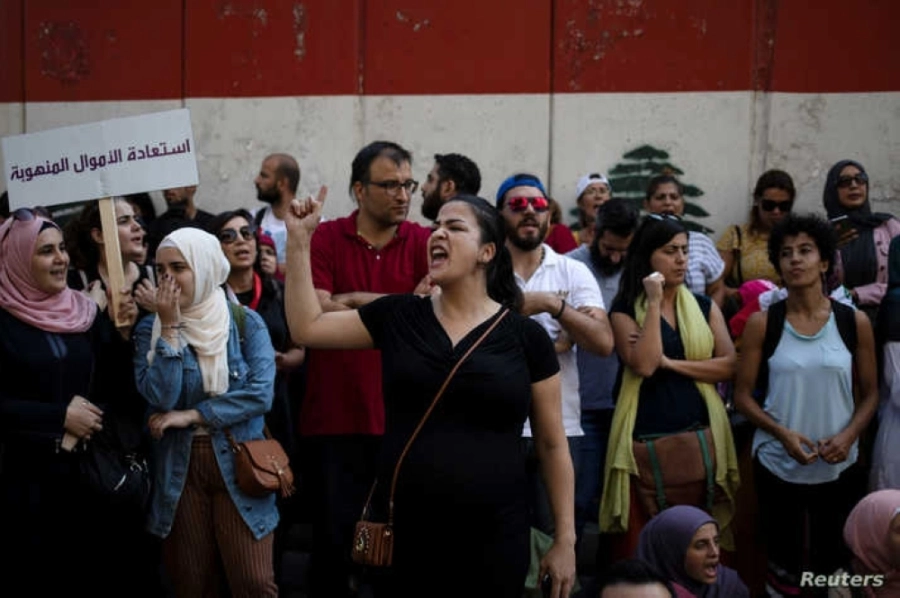 






 لبنانيات يتظاهرن ضد الأوضاع الحالية                                                (مكة)