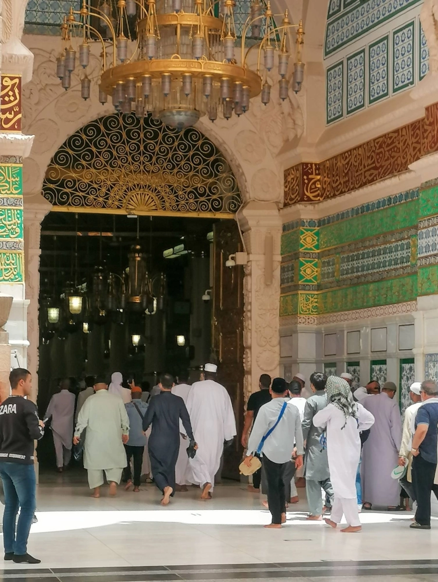 جهود تنظيمية لتسهيل دخول المصلين إلى الروضة الشريفة والسلام على رسول الله - صلى الله عليه وسلم - وصاحبيه - رضي الله عنهما – في أجواء تحفها السكينة والروحانية.
