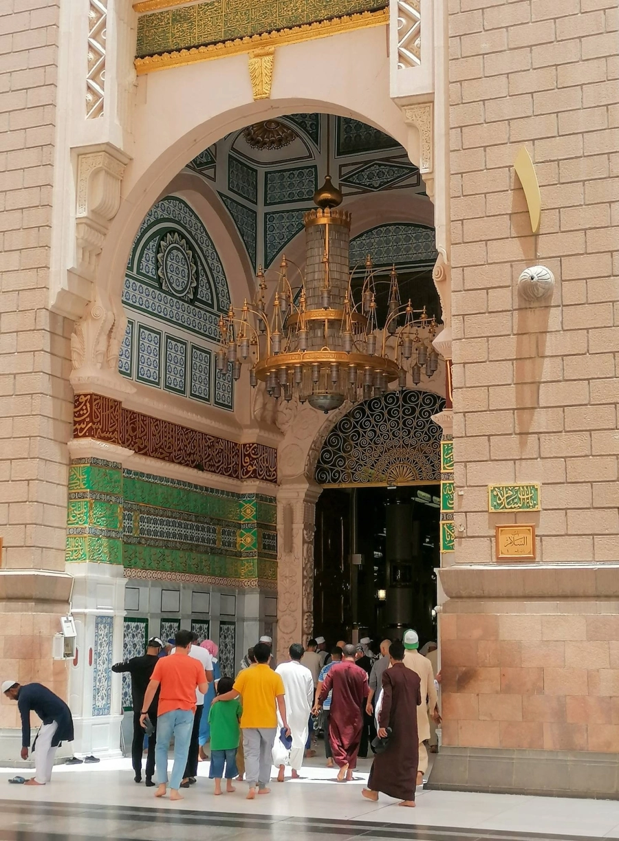 جهود تنظيمية لتسهيل دخول المصلين إلى الروضة الشريفة والسلام على رسول الله - صلى الله عليه وسلم - وصاحبيه - رضي الله عنهما – في أجواء تحفها السكينة والروحانية.
