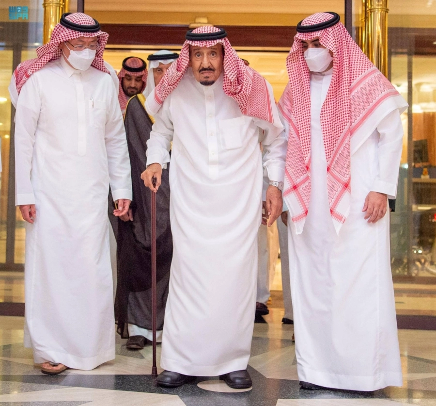 الملك سلمان خلال مغادرته مستشفى الملك فيصل التخصصي بجدة (واس) 