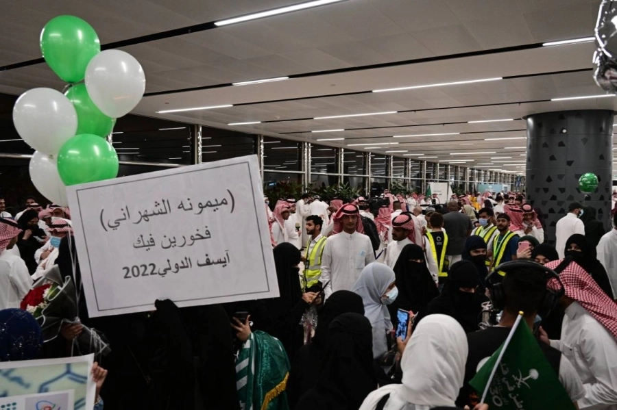 لافتات الترحيب من أهالي الأبطال و من جميع الحضور (تصوير - هاني الدريعي)