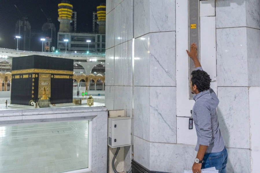 650 مهندسا وفنيا خصصتهم الرئاسة العامة لشؤون المسجد الحرام والمسجد النبوي لصيانة الأنظمة الالكترونية والكهربائية والميكانيكية في المسجد الحرام.
