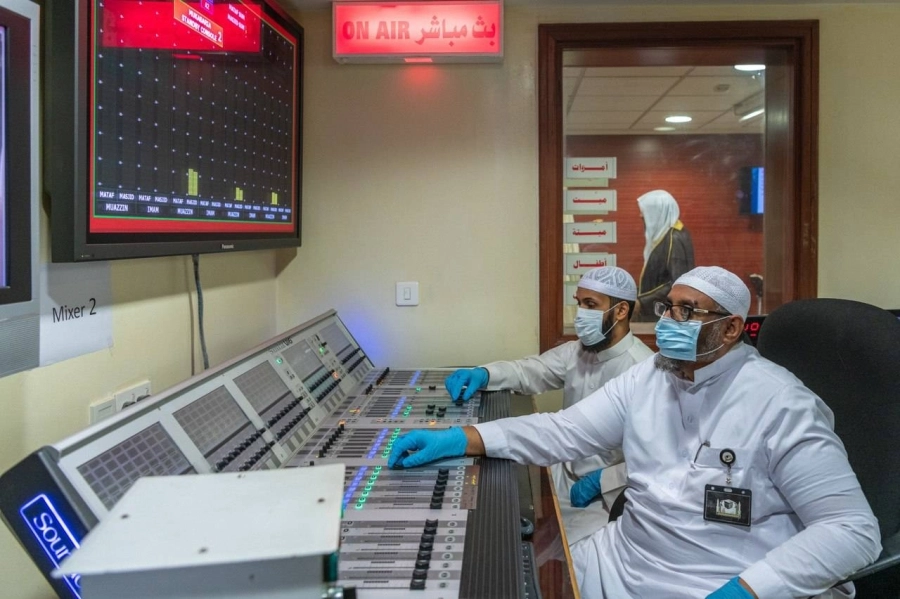 650 مهندسا وفنيا خصصتهم الرئاسة العامة لشؤون المسجد الحرام والمسجد النبوي لصيانة الأنظمة الالكترونية والكهربائية والميكانيكية في المسجد الحرام.
