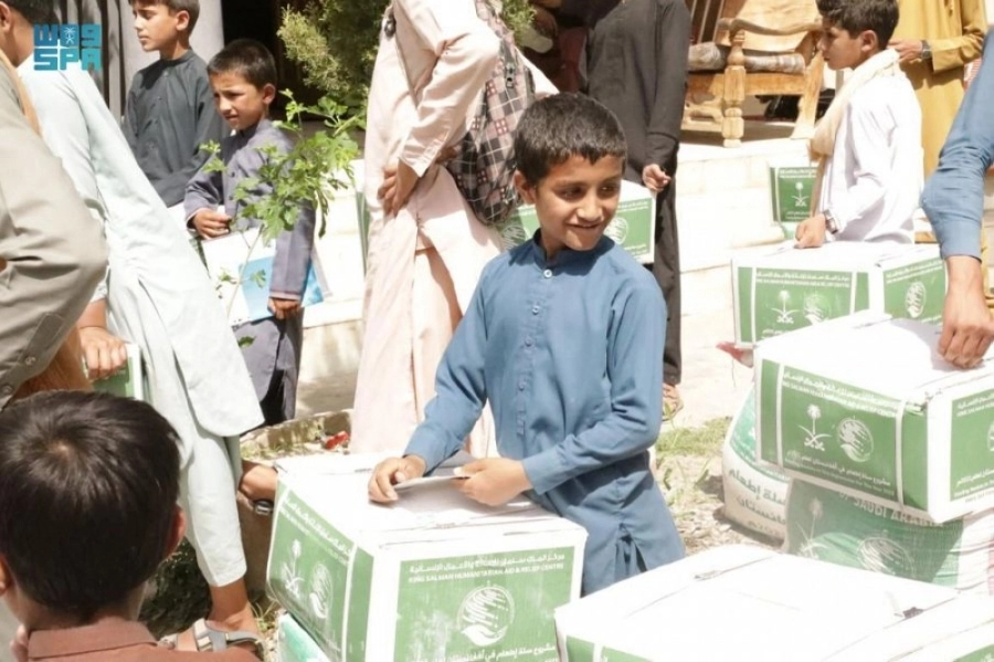 






طفل أفغاني يبتسم بعد الحصول على سلة غذائية